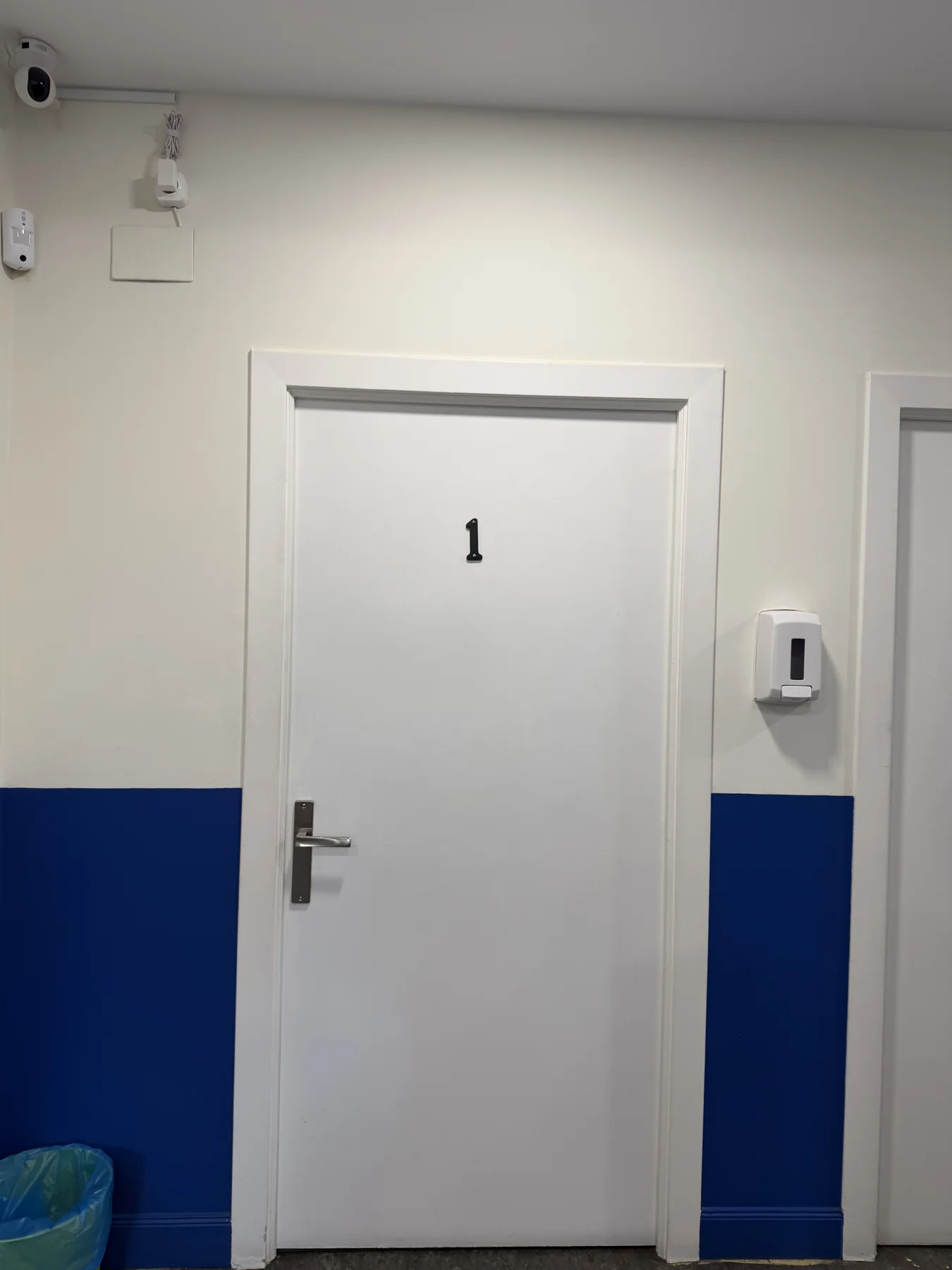 Puerta de entrada al aula 1 de Zilargi Academia