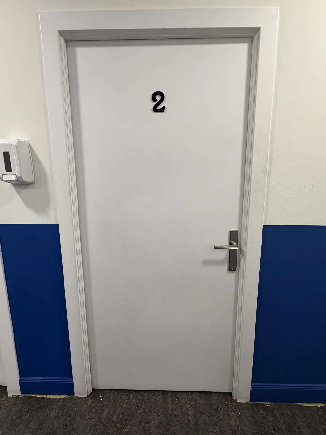 Puerta de entrada al aula 2 de Zilargi Academia