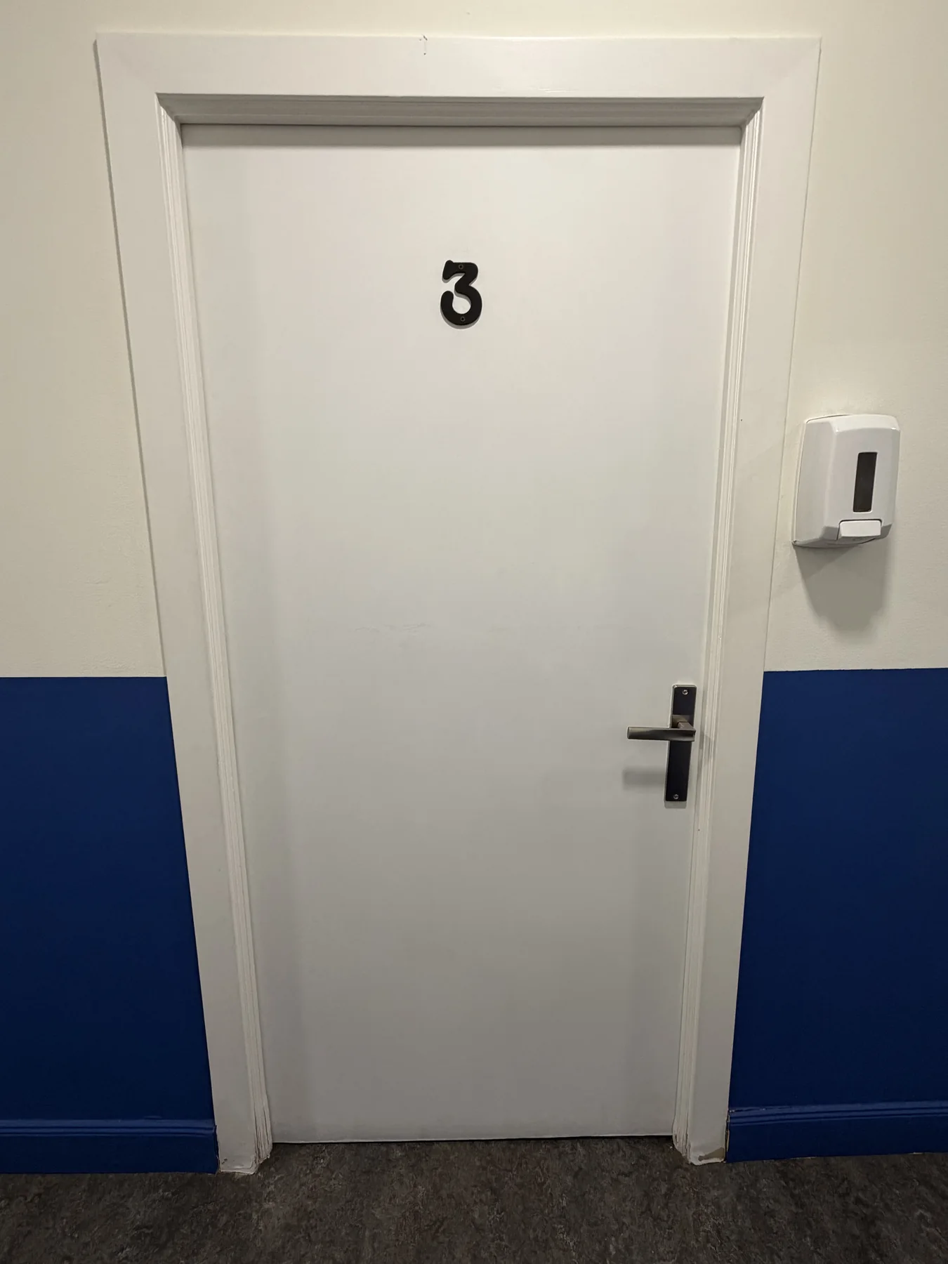Puerta de entrada al aula 3 de Zilargi Academia