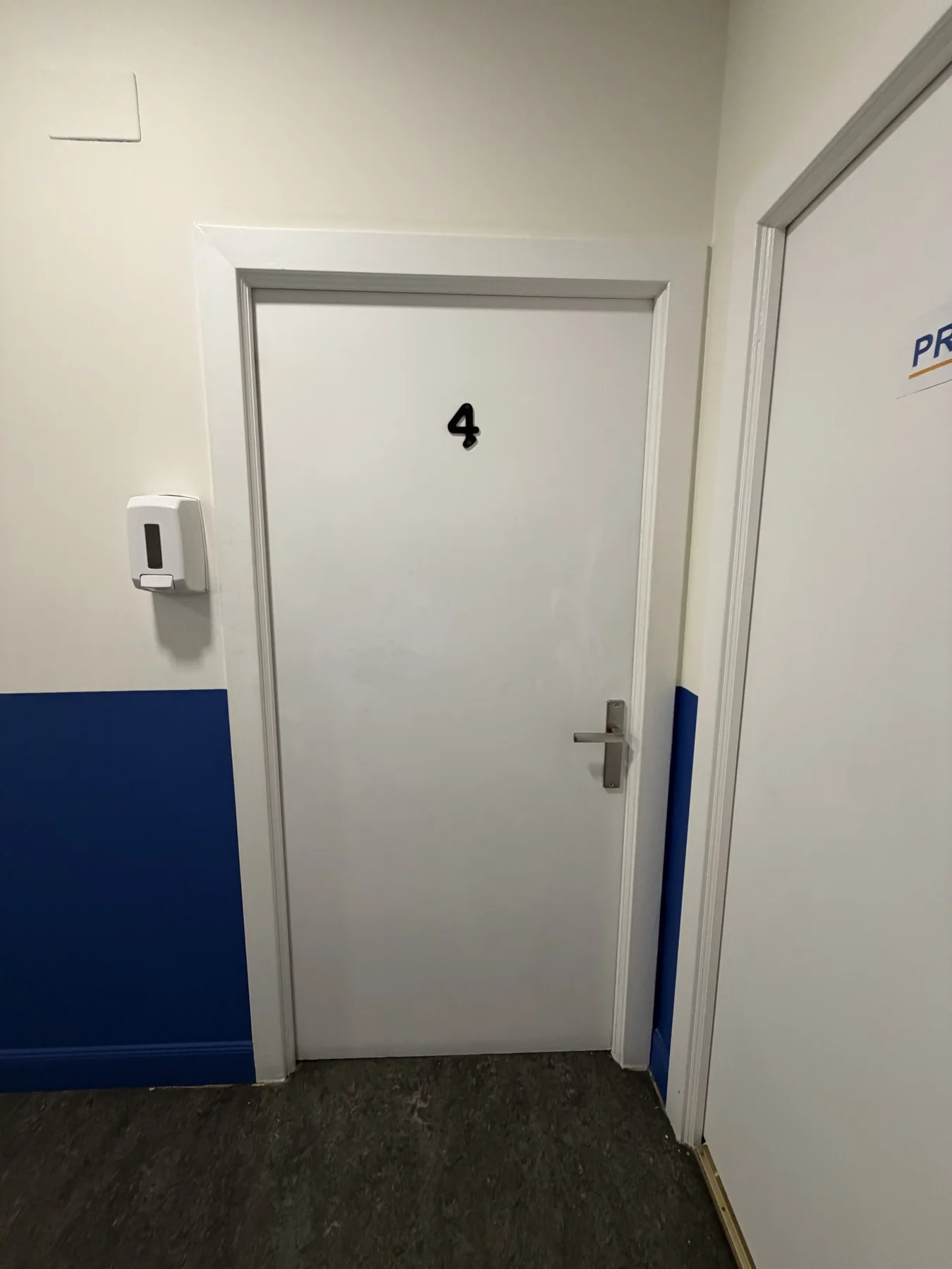 Puerta de entrada al aula 4 de Zilargi Academia