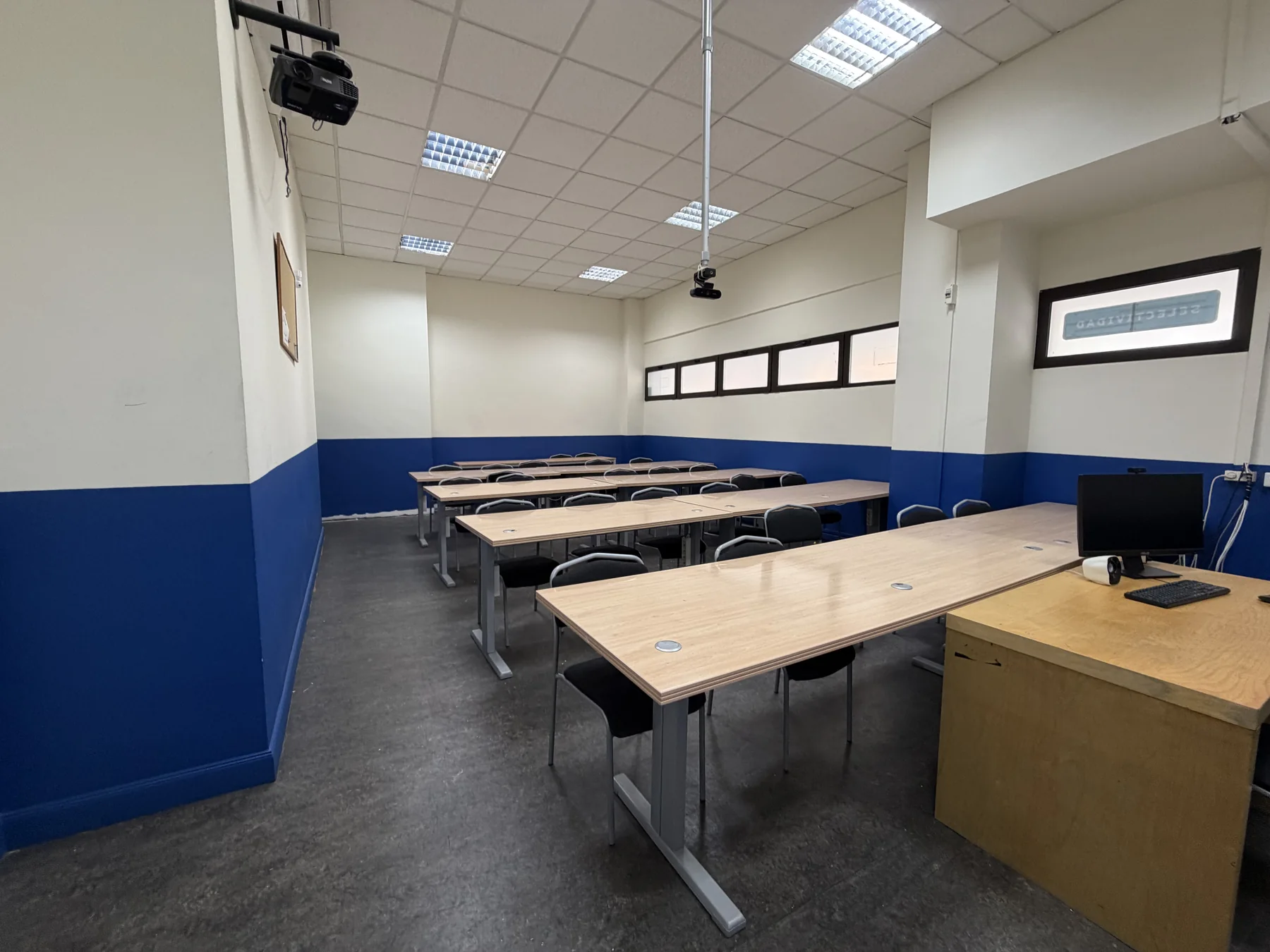 Primera vista del interior del aula 5 de Zilargi Academia