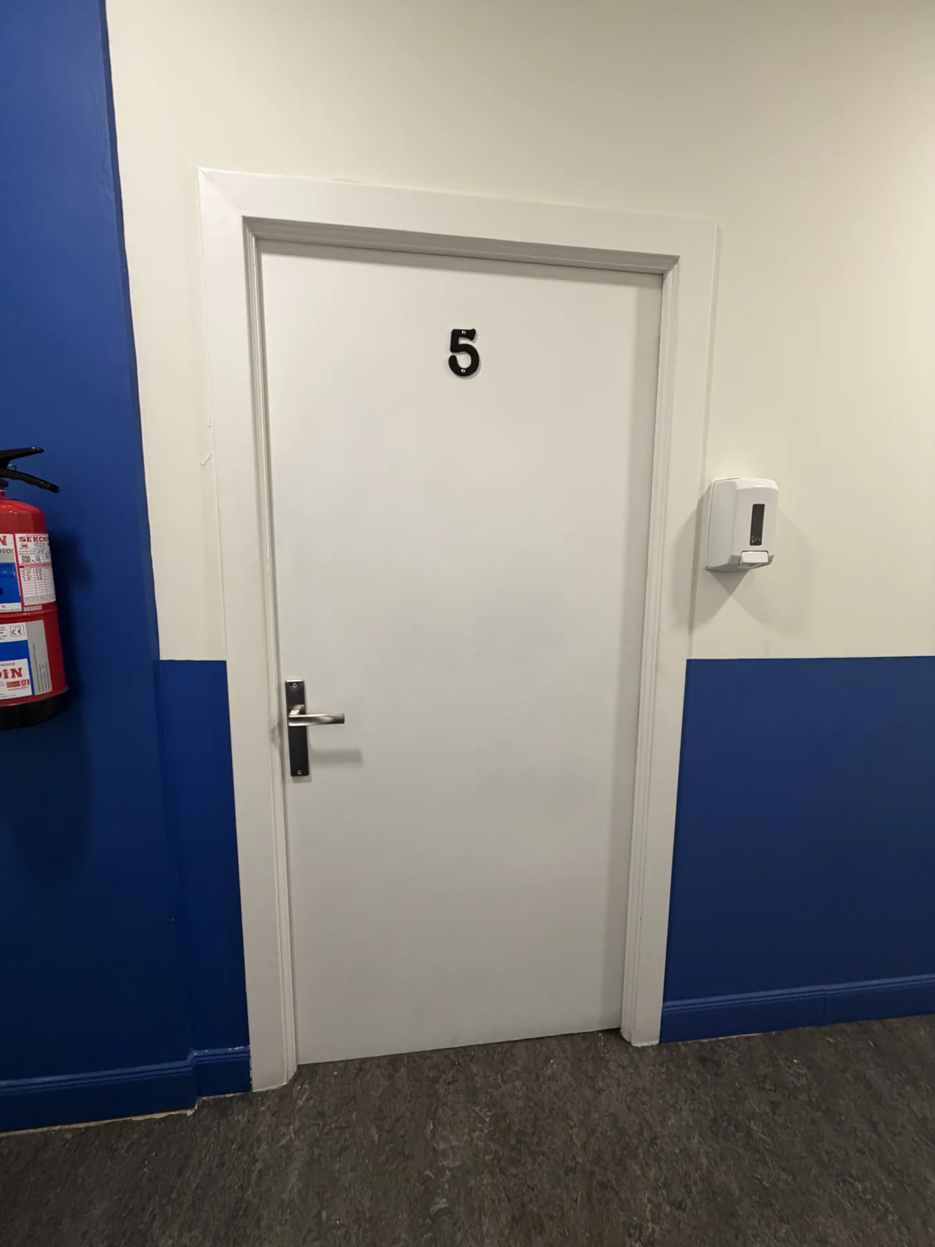 Puerta de entrada al aula 5 de Zilargi Academia
