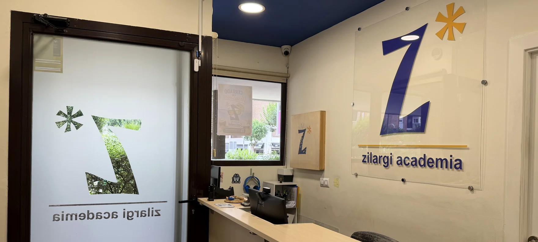 Recepción de Zilargi Academia con el logotipo interior